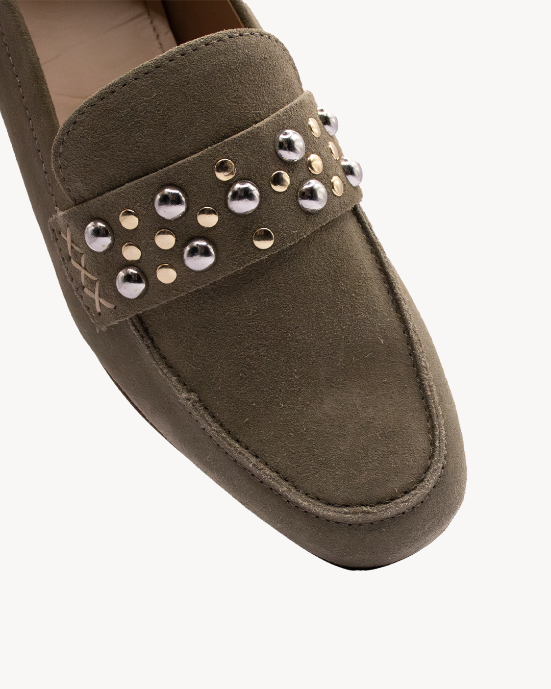 Mocassino in camoscio con borchie