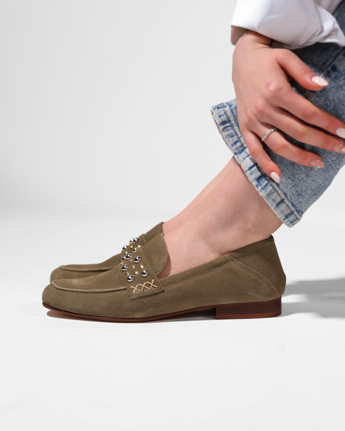 Mocassino in camoscio con borchie