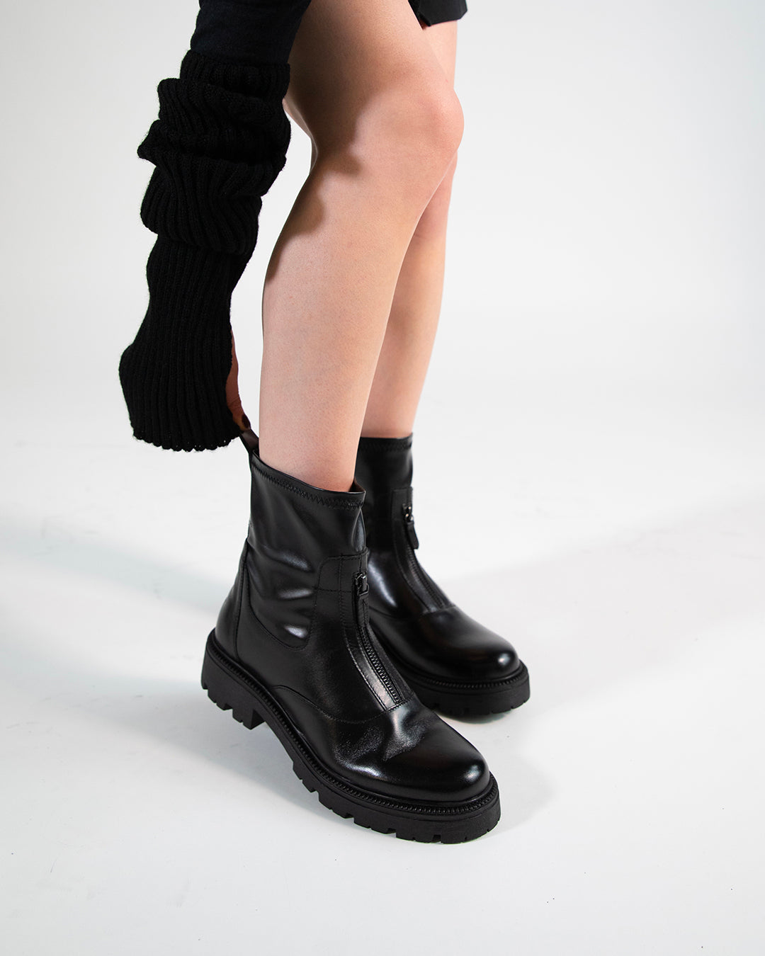 Gambe della modella con stivali Lisbon donna Bellini in pelle nera