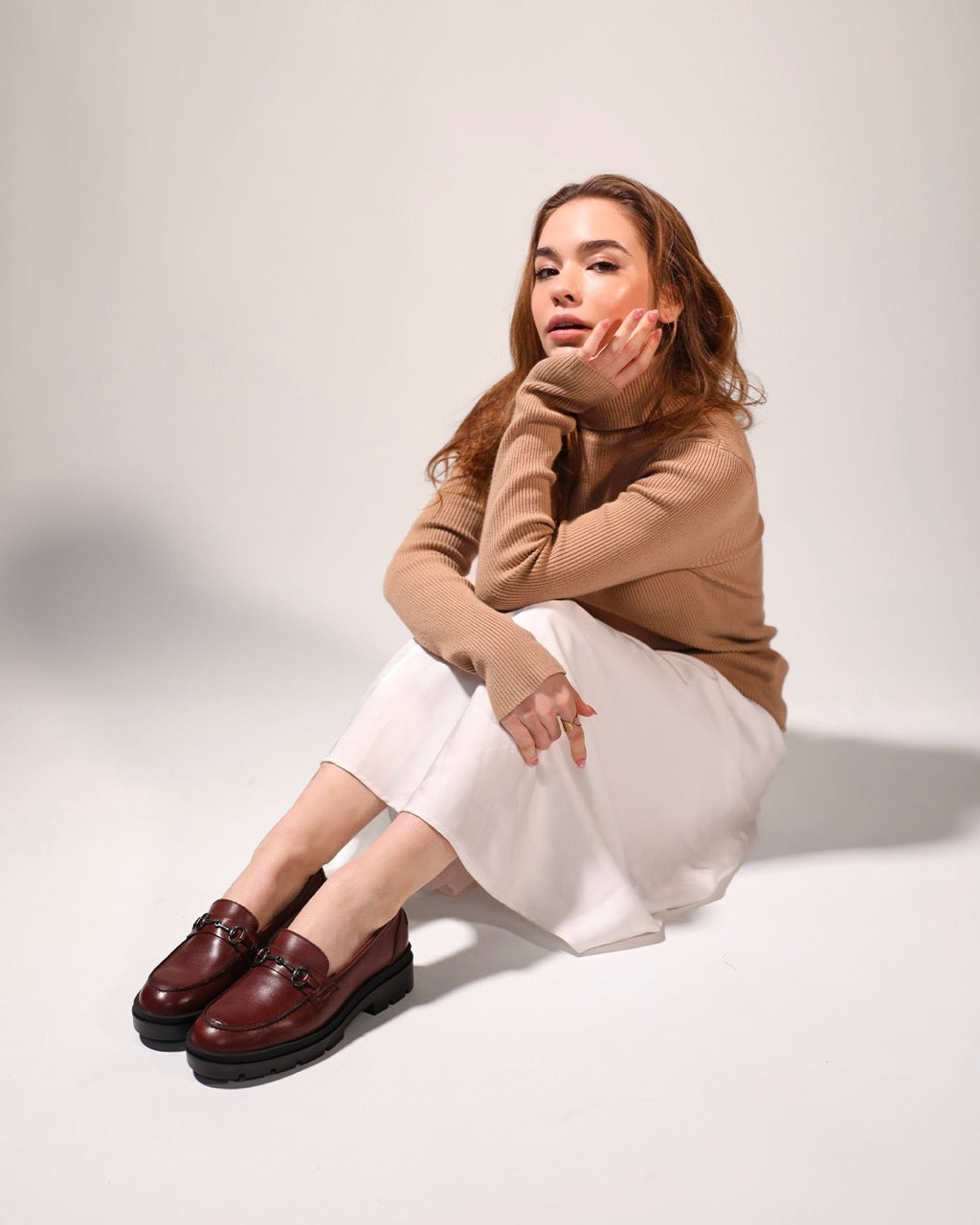Modella indossa mocassini donna Bellini in pelle marrone