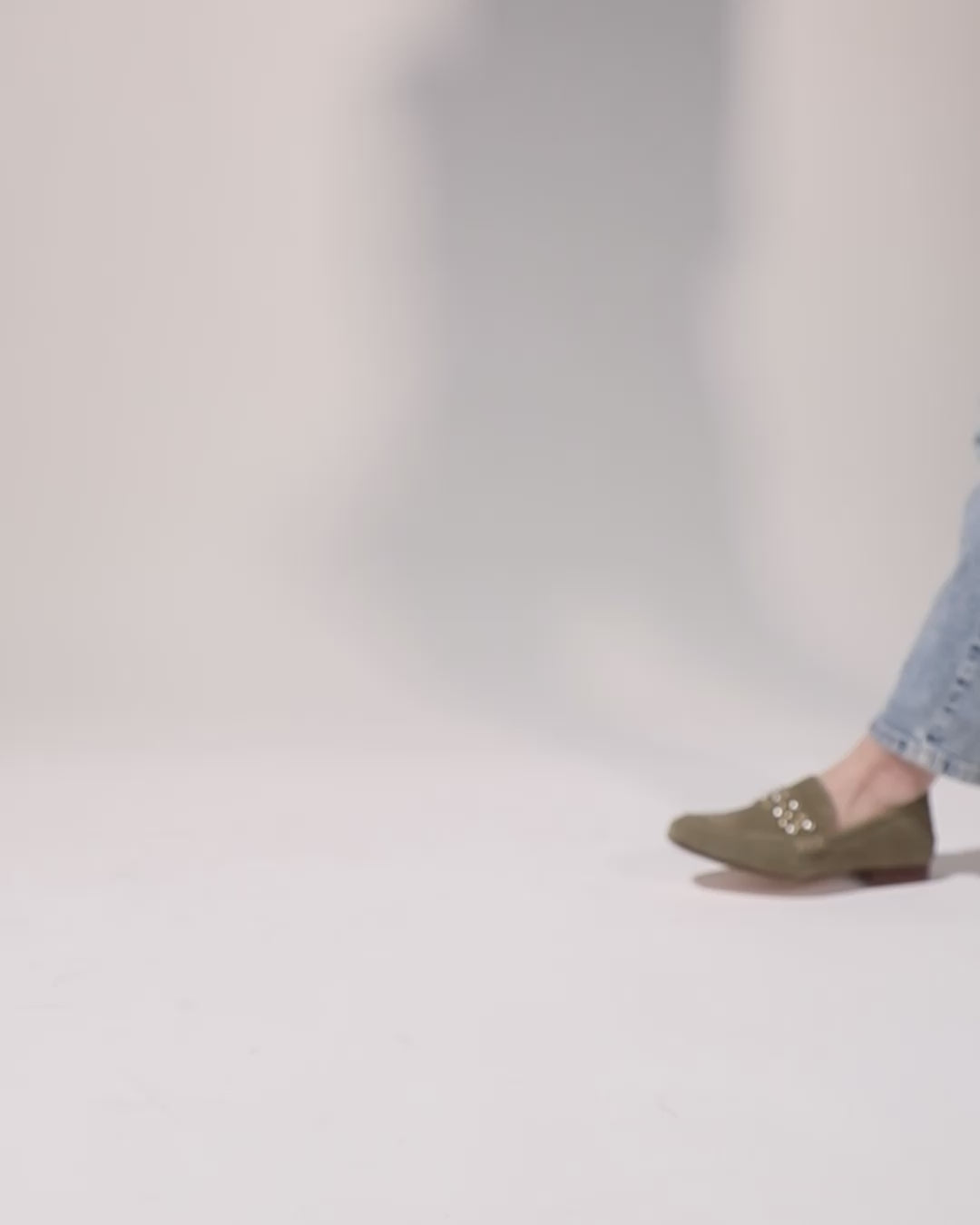 Mocassino in camoscio con borchie