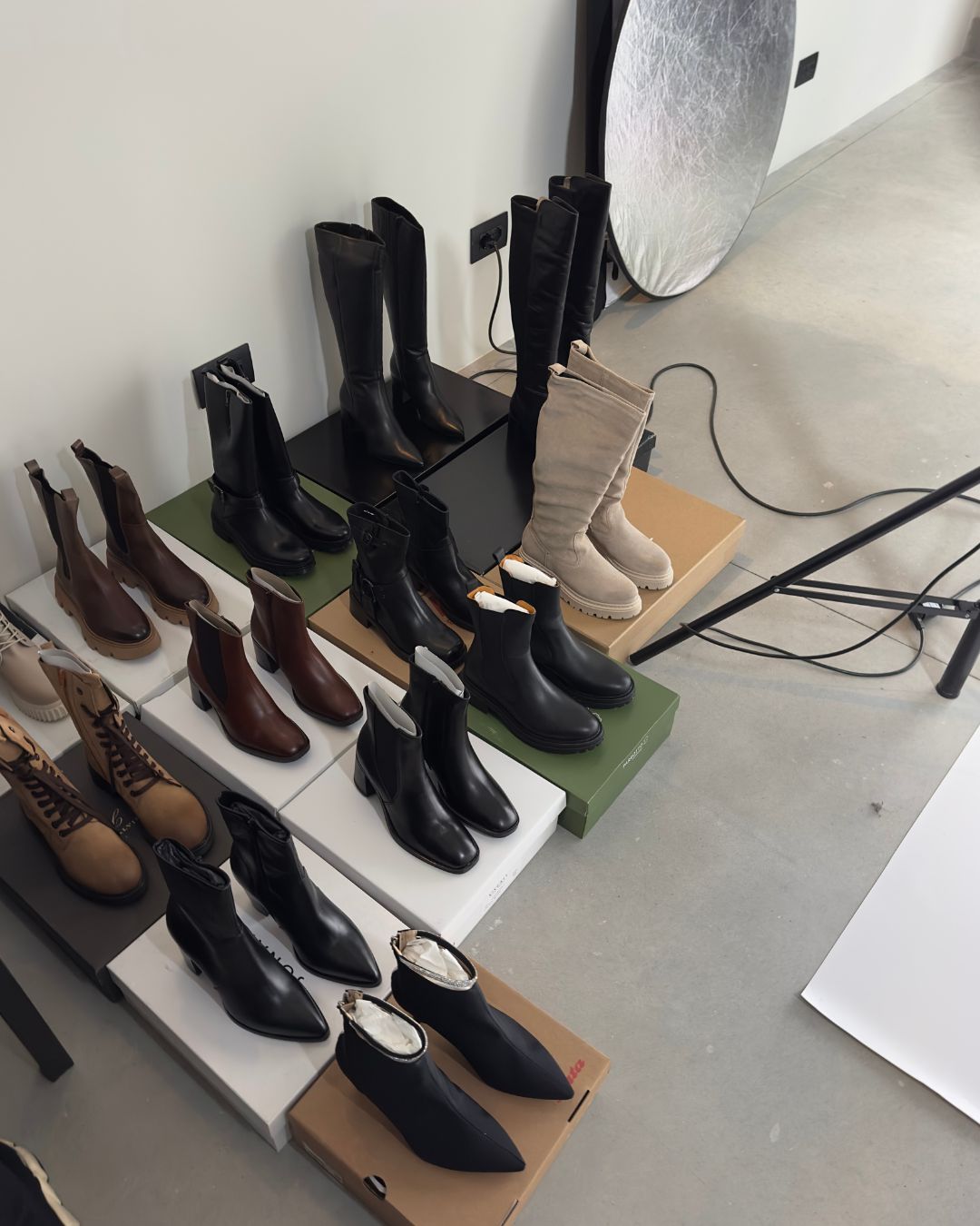 Stivali Calle Calzature sulle proprie scatole durante il backstage dello shooting